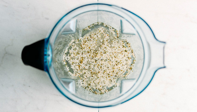 Залить воду в блендер с семенами конопли